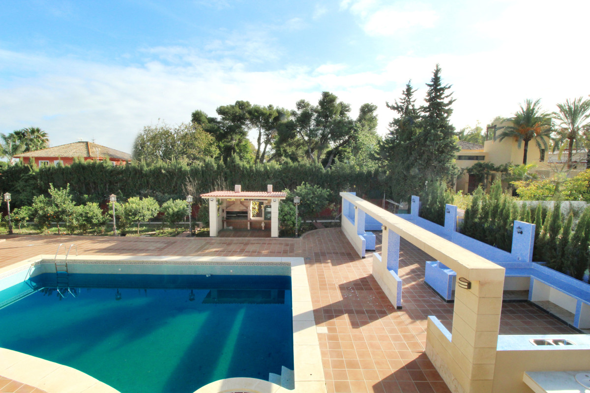 8 Bedroom Villa for Sale in Guadalmina Baja — view 10