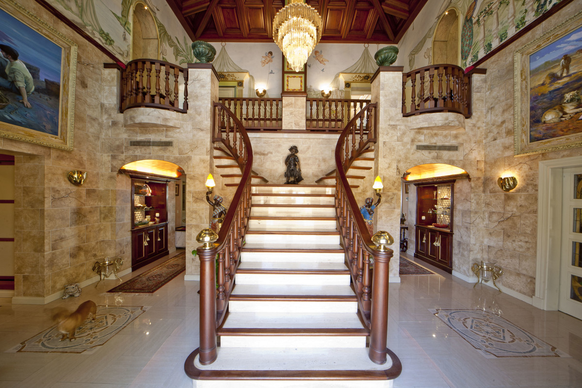 7 Bedroom Villa for Sale in Puerto Banús — 2
