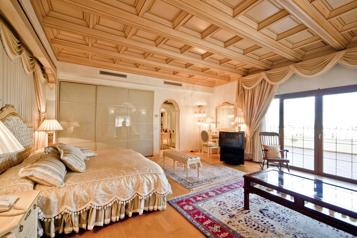 7 Bedroom Villa for Sale in Puerto Banús — 3