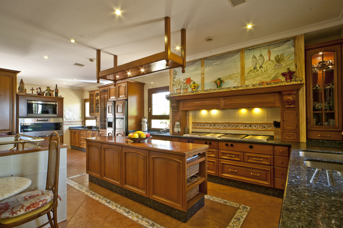 7 Bedroom Villa for Sale in Puerto Banús — 6