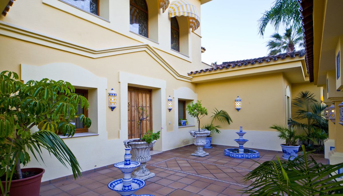 7 Bedroom Villa for Sale in Puerto Banús — 7