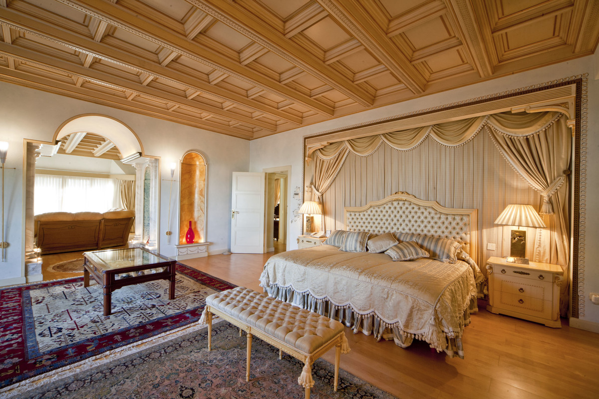 7 Bedroom Villa for Sale in Puerto Banús — 8