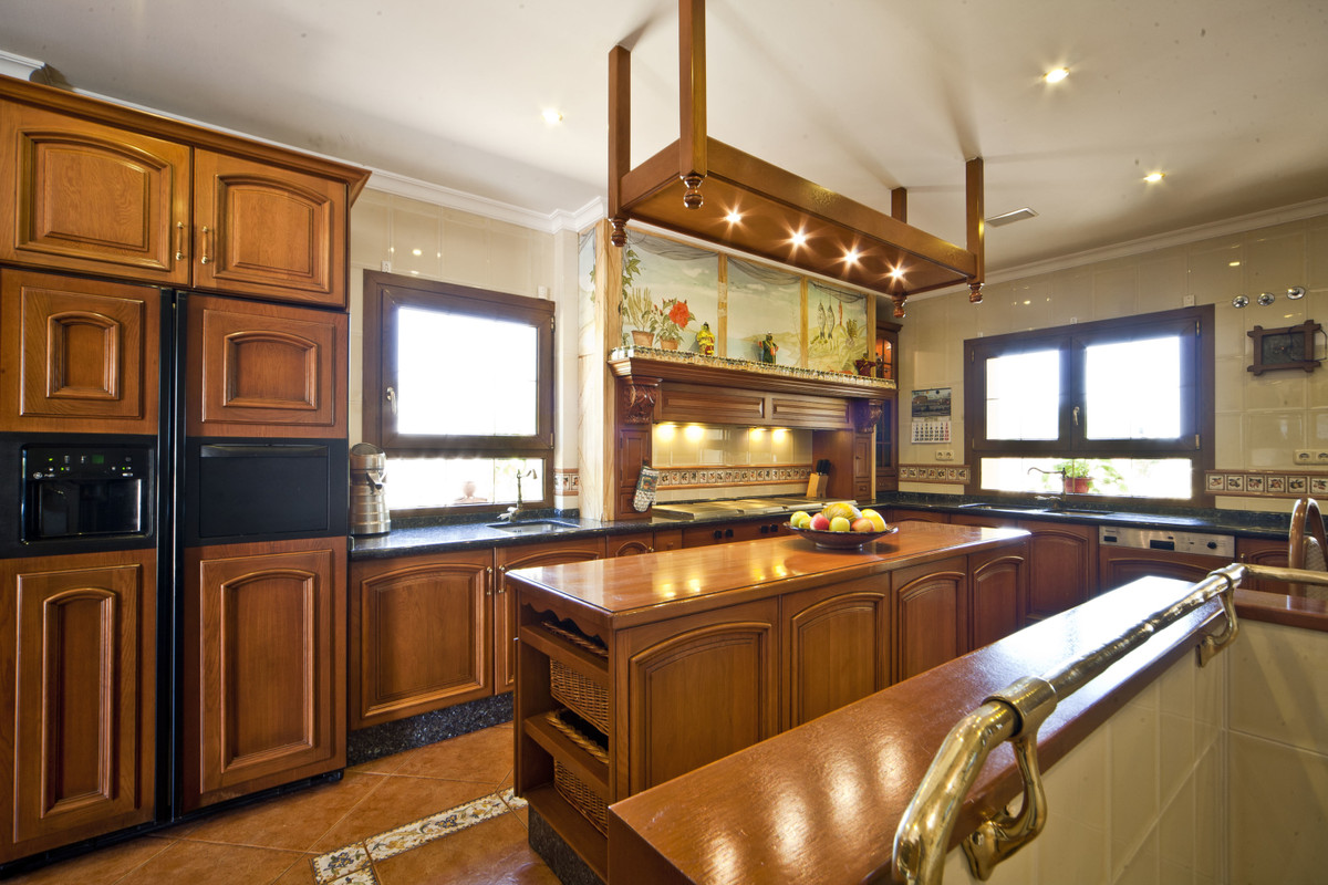 7 Bedroom Villa for Sale in Puerto Banús — 9