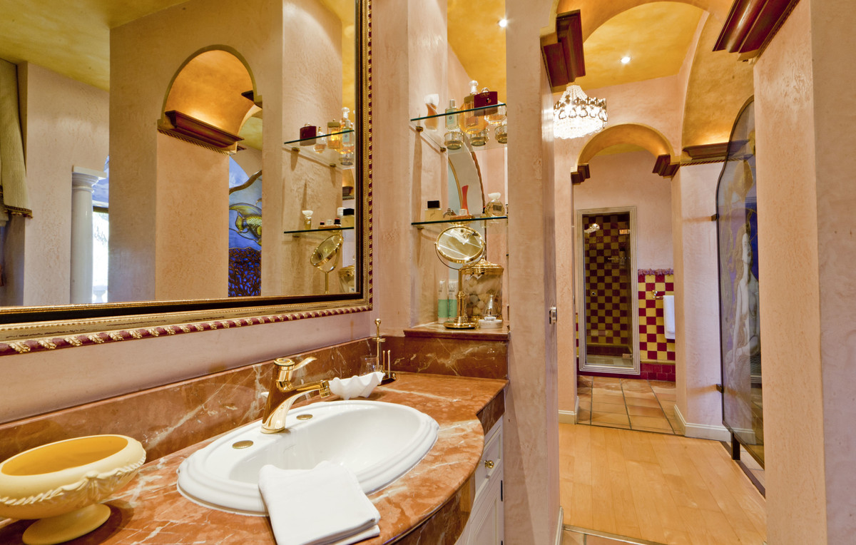7 Bedroom Villa for Sale in Puerto Banús — view 10