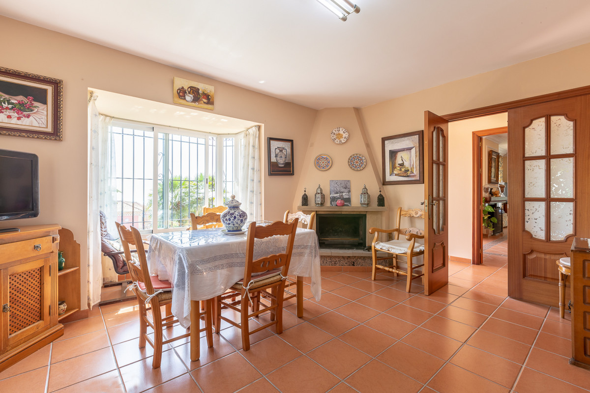 4 Bedroom Villa for Sale in Marbella — view 11