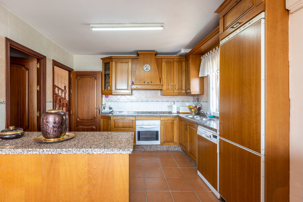 4 Bedroom Villa for Sale in Marbella — view 15