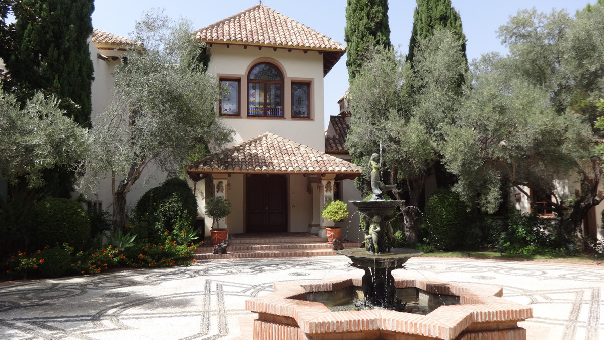 8 Bedroom Villa for Sale in La Zagaleta — 2