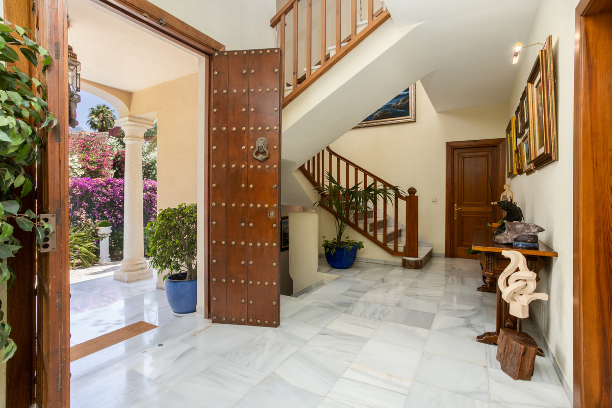 7 Bedroom Villa for Sale in Marbella — view 10