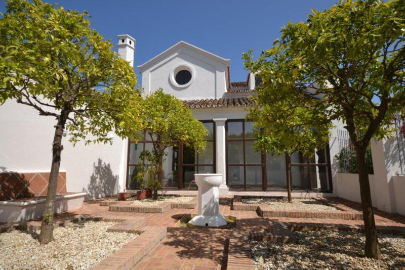 6 Bedroom Villa for Sale in Guadalmina Baja — view 14
