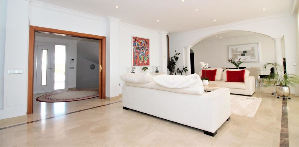 10 Bedroom Villa for Sale in El Paraiso — view 11
