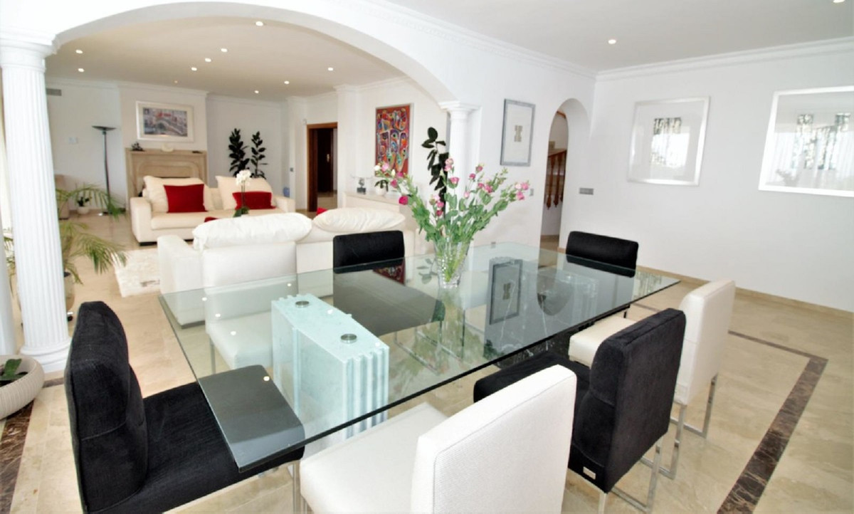 10 Bedroom Villa for Sale in El Paraiso — view 13