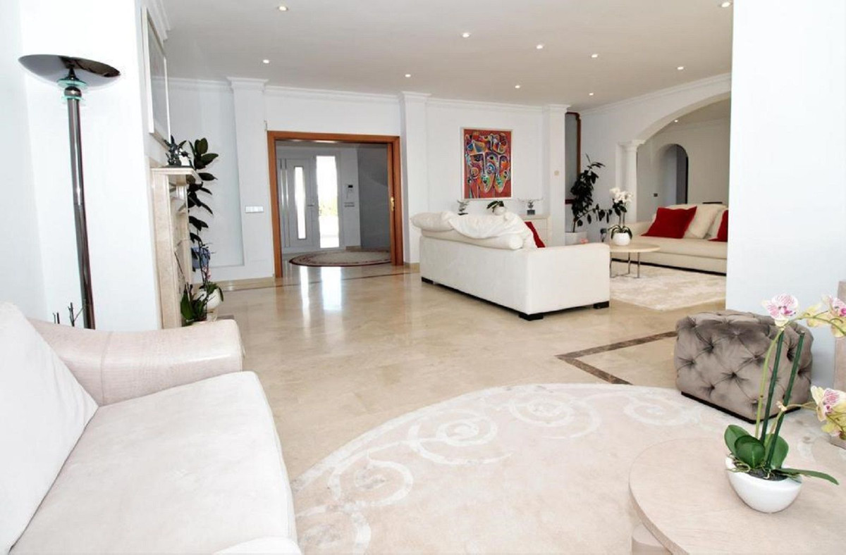 10 Bedroom Villa for Sale in El Paraiso — view 14