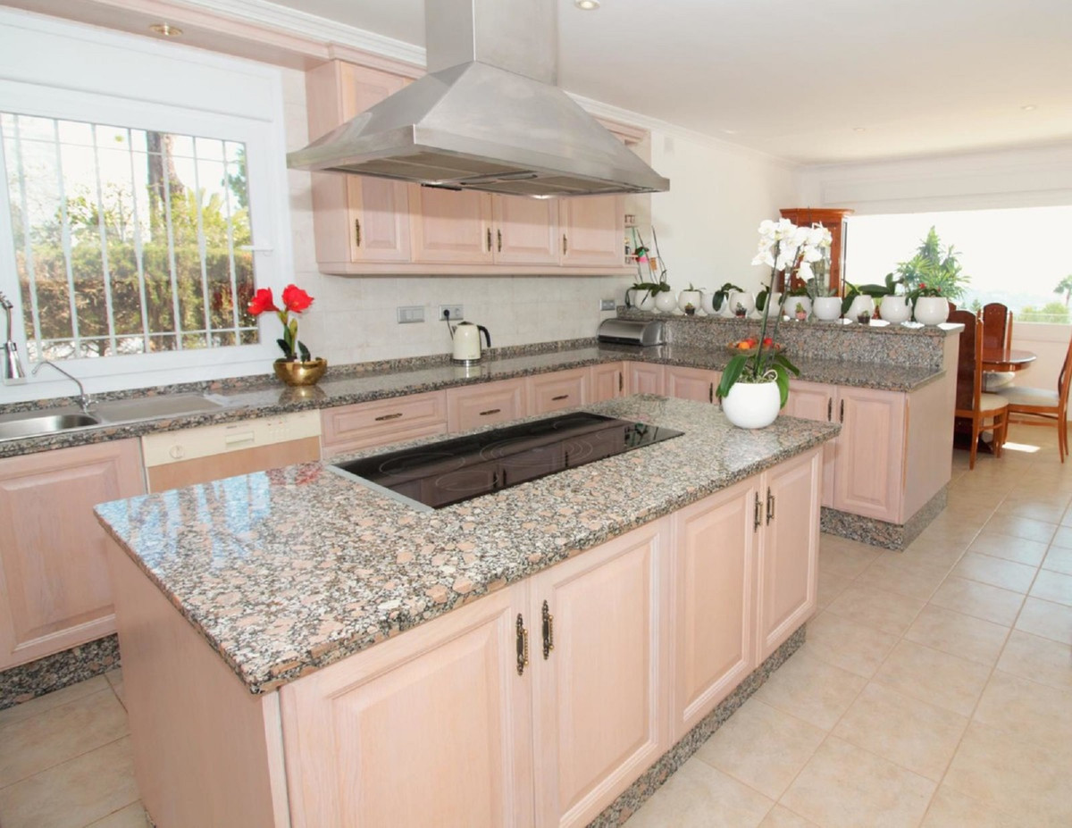 10 Bedroom Villa for Sale in El Paraiso — view 15