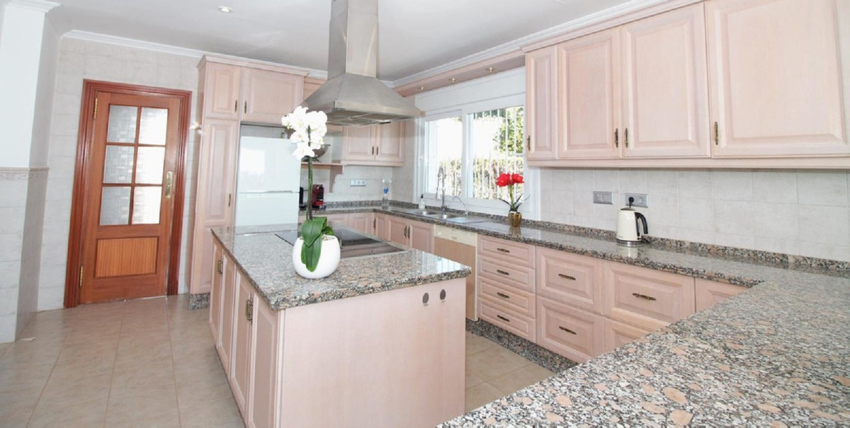 10 Bedroom Villa for Sale in El Paraiso — view 16