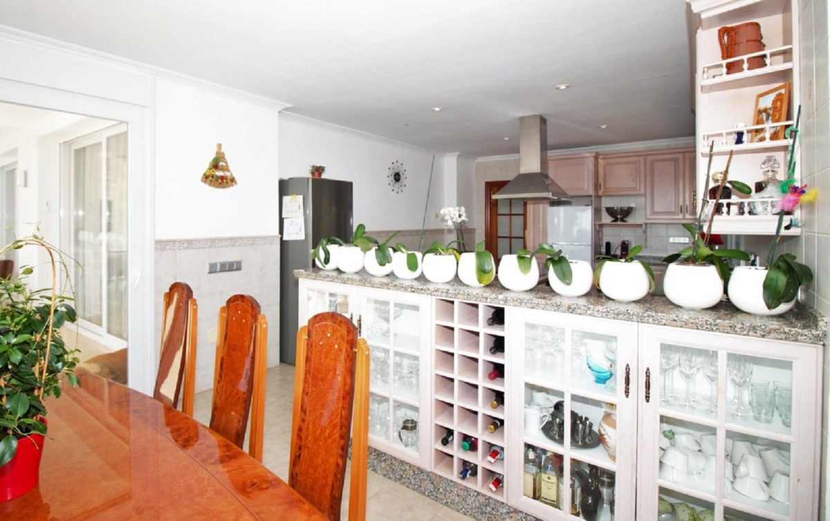 10 Bedroom Villa for Sale in El Paraiso — view 17