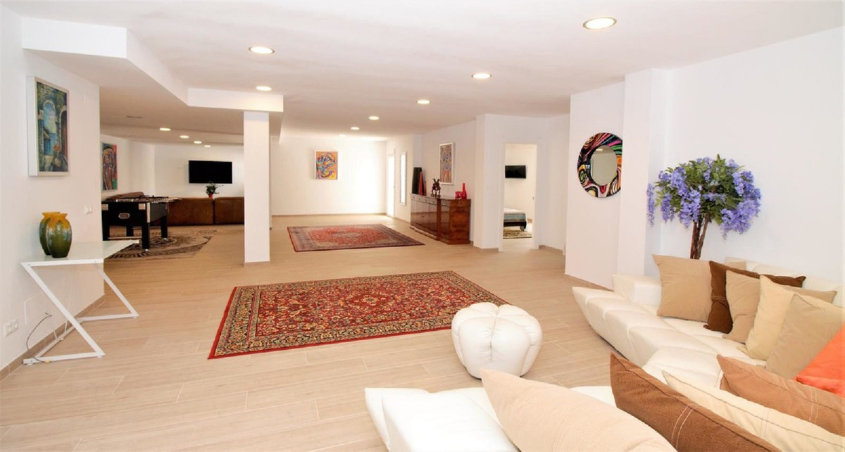 10 Bedroom Villa for Sale in El Paraiso — view 18