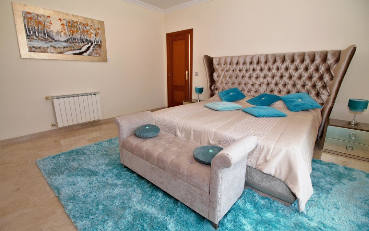 10 Bedroom Villa for Sale in El Paraiso — view 20