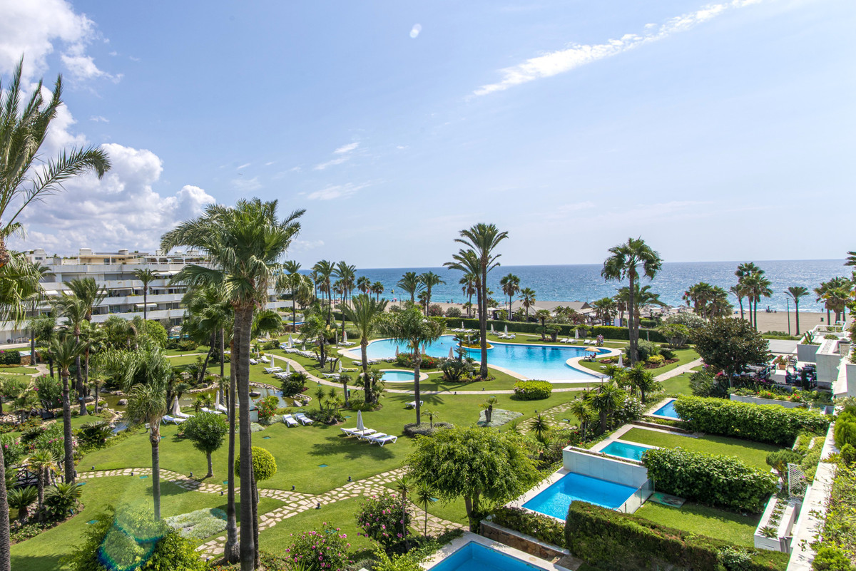 3 Bedroom Apartment for Sale in Puerto Banús — 2