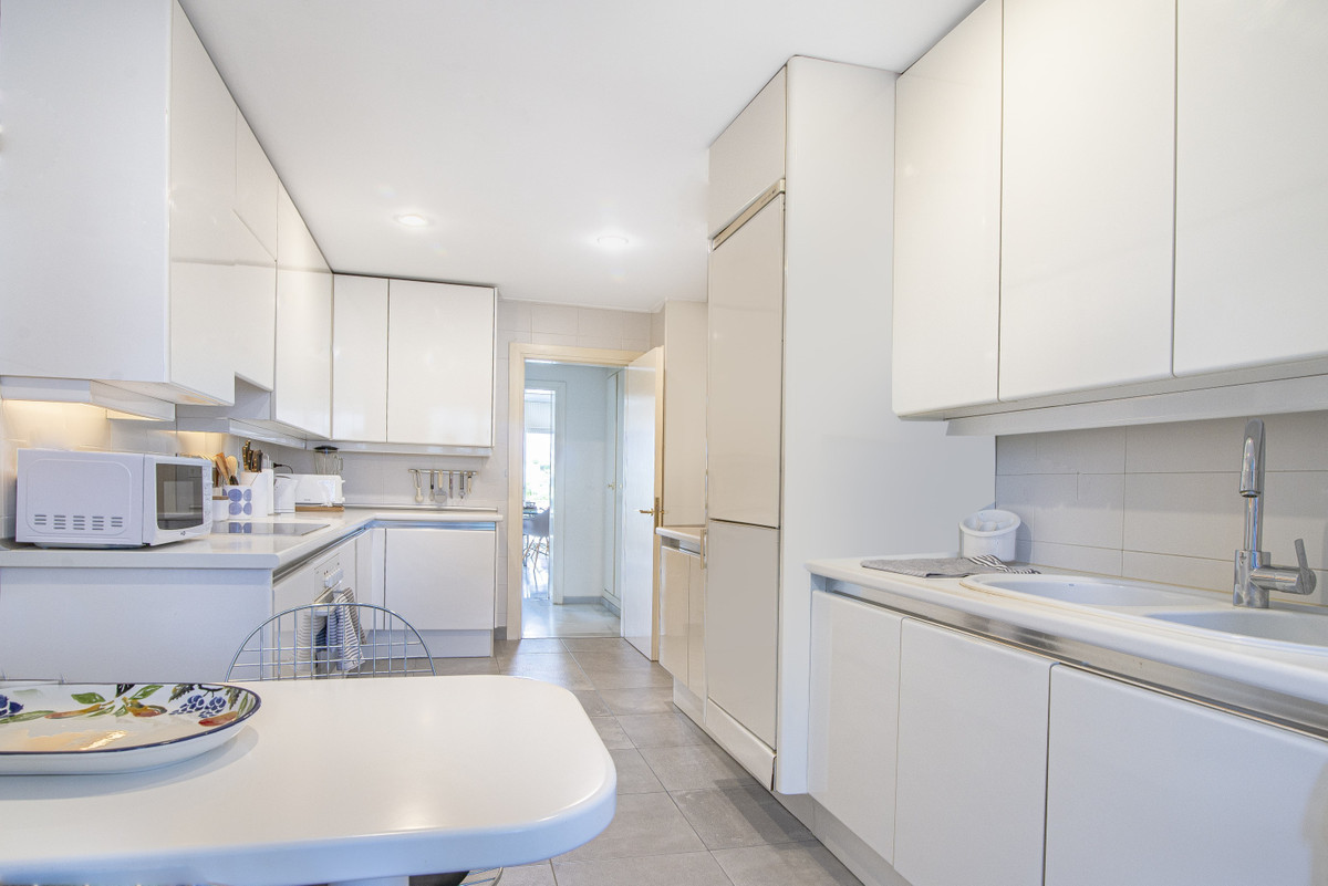 3 Bedroom Apartment for Sale in Puerto Banús — view 11