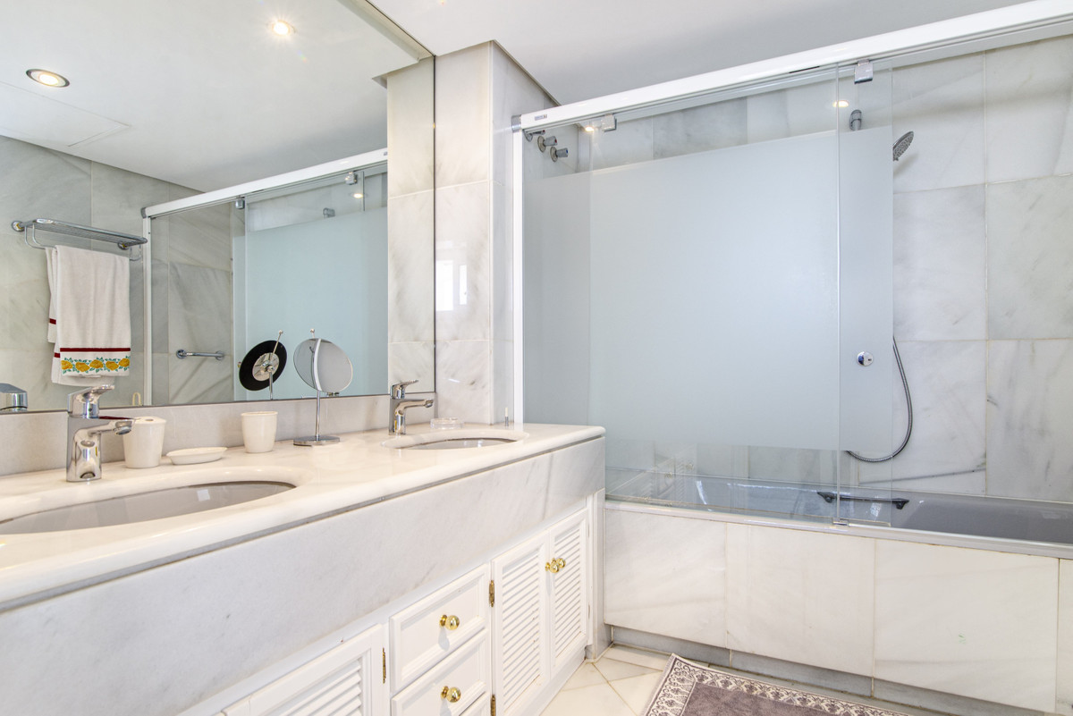 3 Bedroom Apartment for Sale in Puerto Banús — view 12
