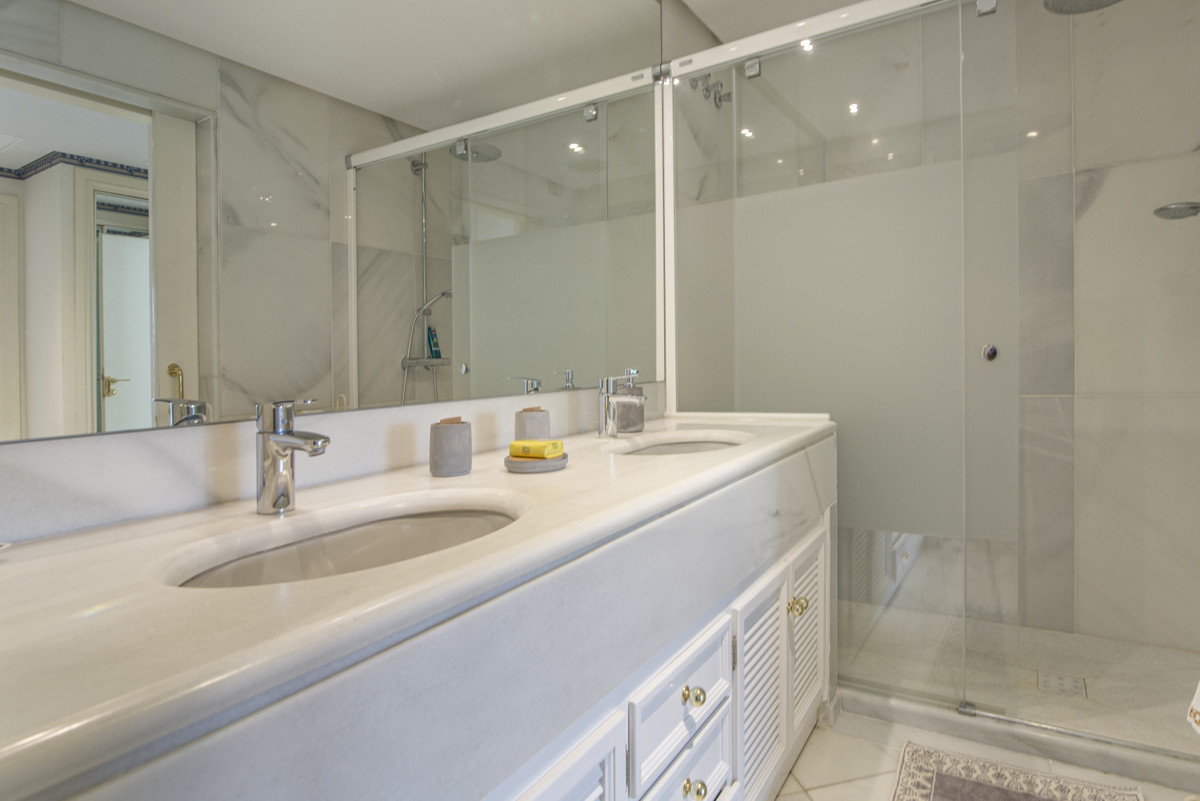 3 Bedroom Apartment for Sale in Puerto Banús — view 13