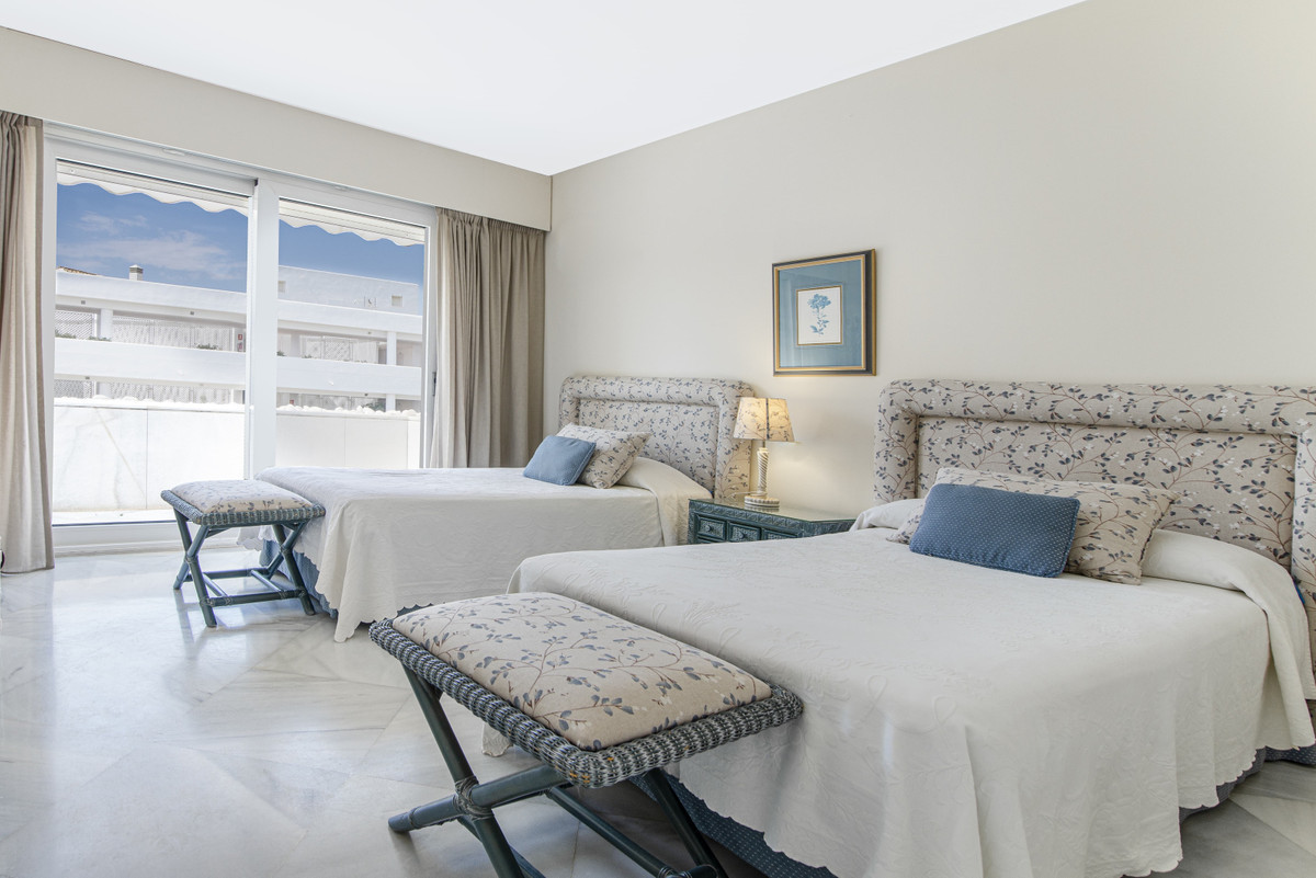 3 Bedroom Apartment for Sale in Puerto Banús — 9
