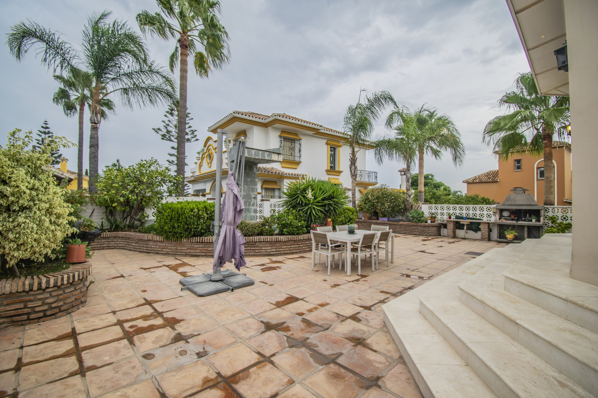 4 Bedroom Villa for Sale in San Pedro de Alcántara