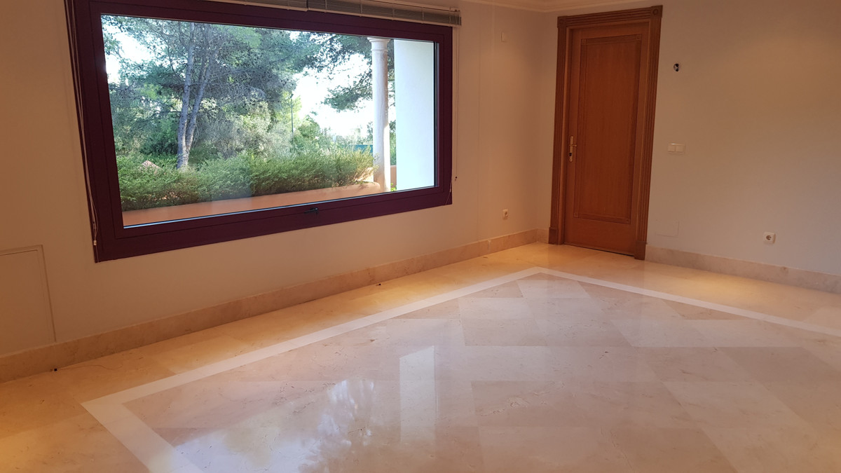 4 Bedroom Villa for Sale in Sierra Blanca — view 17