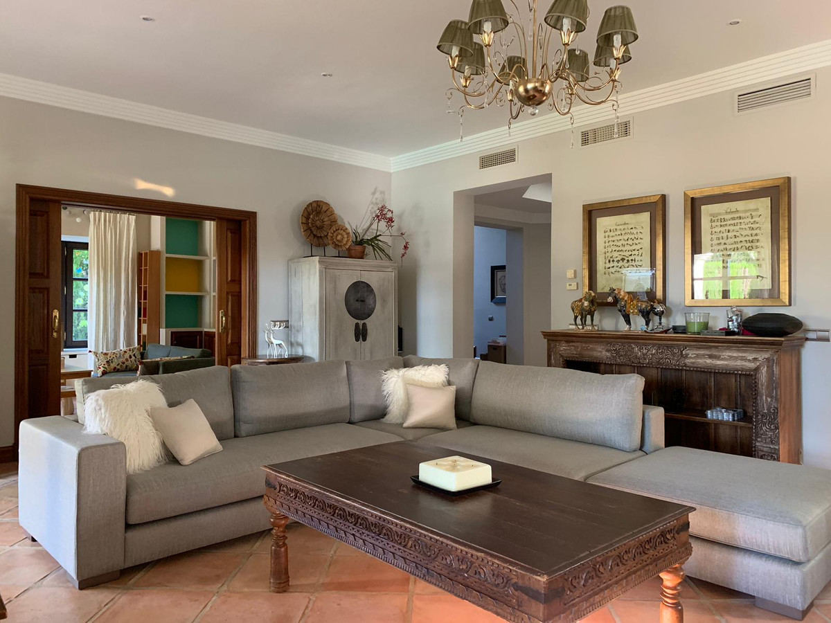 5 Bedroom Villa for Sale in Sierra Blanca — view 11