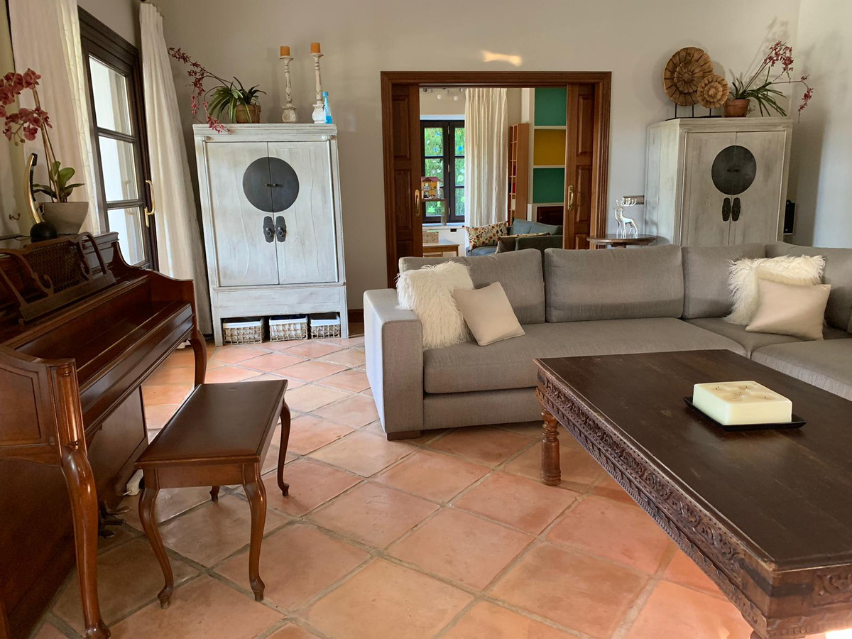 5 Bedroom Villa for Sale in Sierra Blanca — view 12