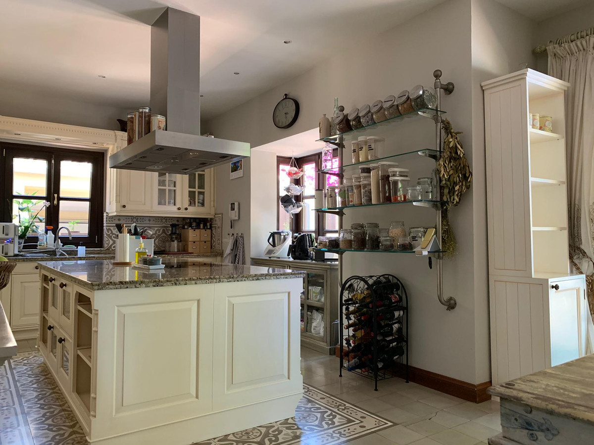 5 Bedroom Villa for Sale in Sierra Blanca — view 14