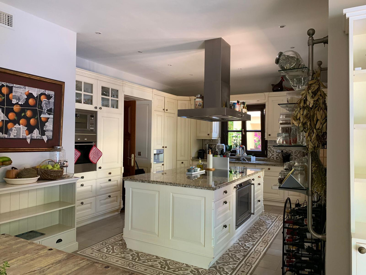 5 Bedroom Villa for Sale in Sierra Blanca — view 15