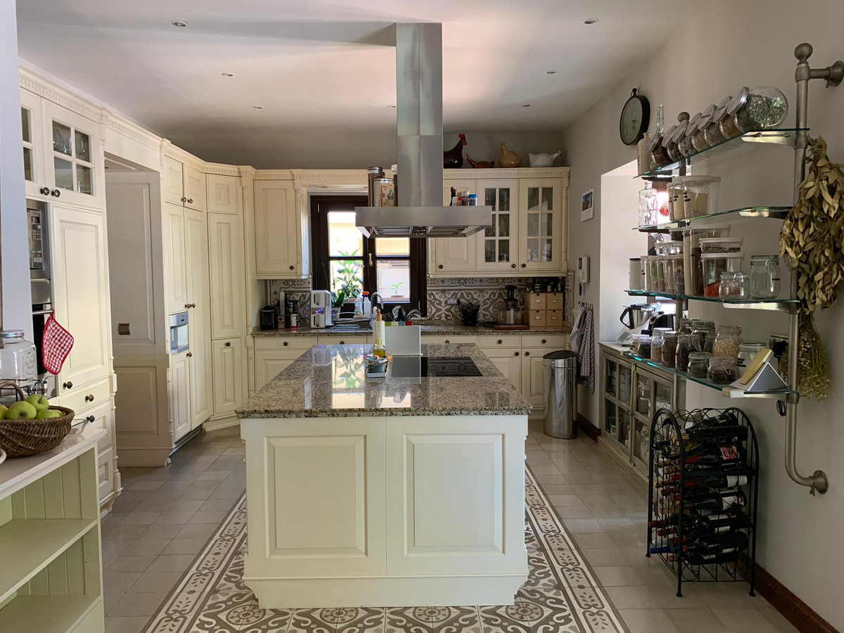 5 Bedroom Villa for Sale in Sierra Blanca — view 16