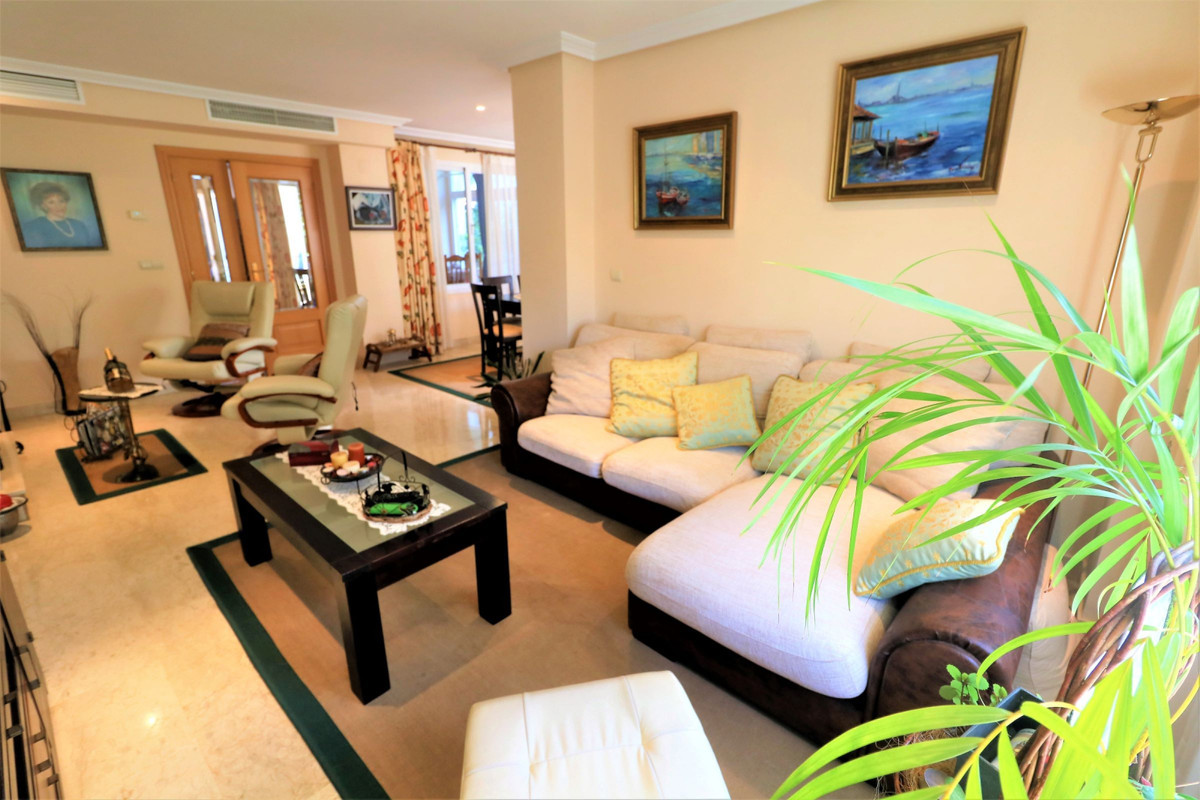 3 Bedroom Villa for Sale in Estepona — view 10