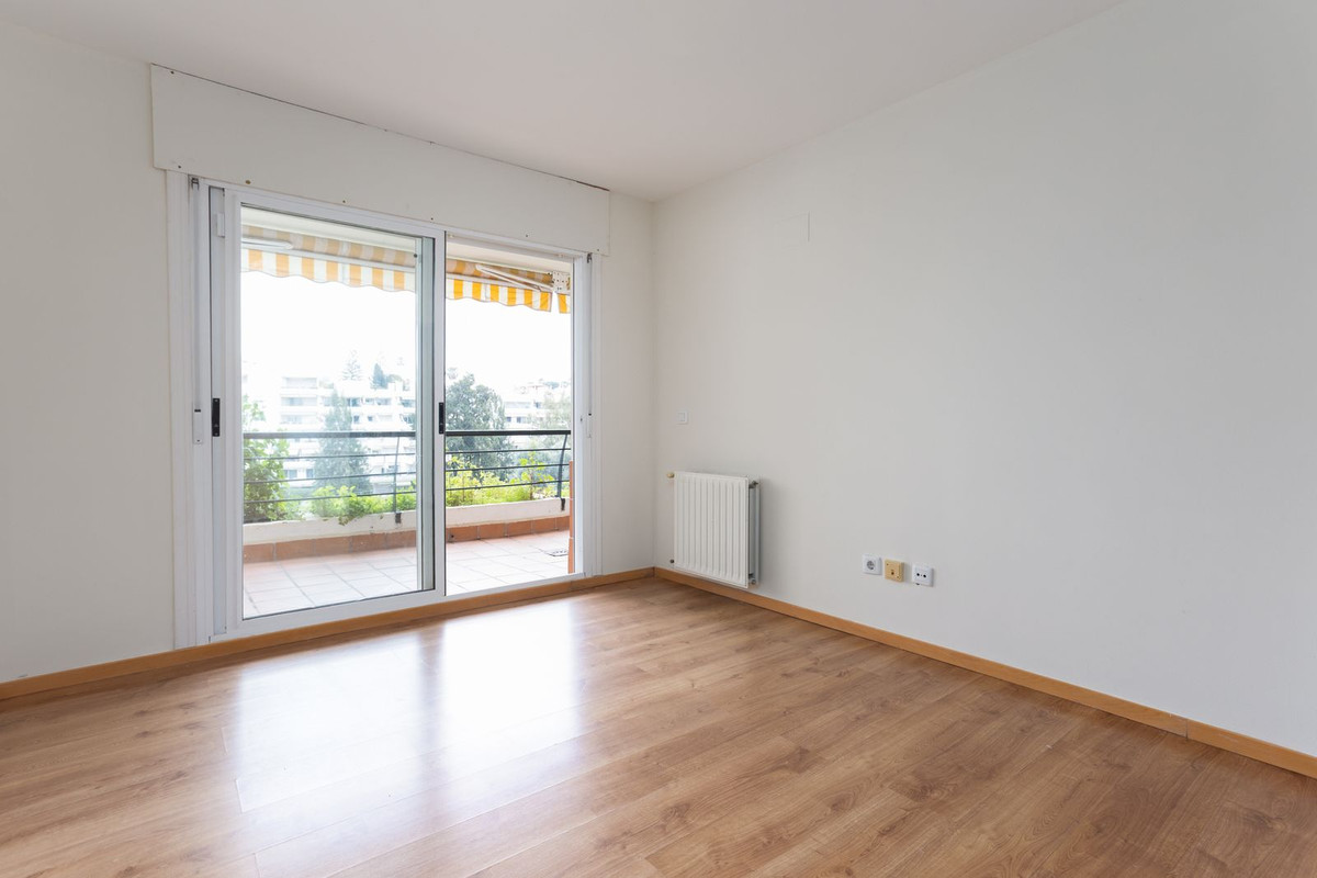 3 Bedroom Apartment for Sale in Guadalmina Alta — view 17