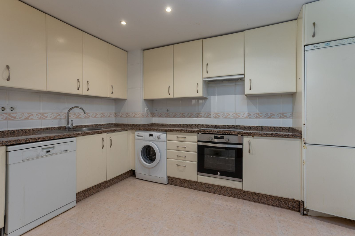 3 Bedroom Apartment for Sale in Guadalmina Alta — view 10