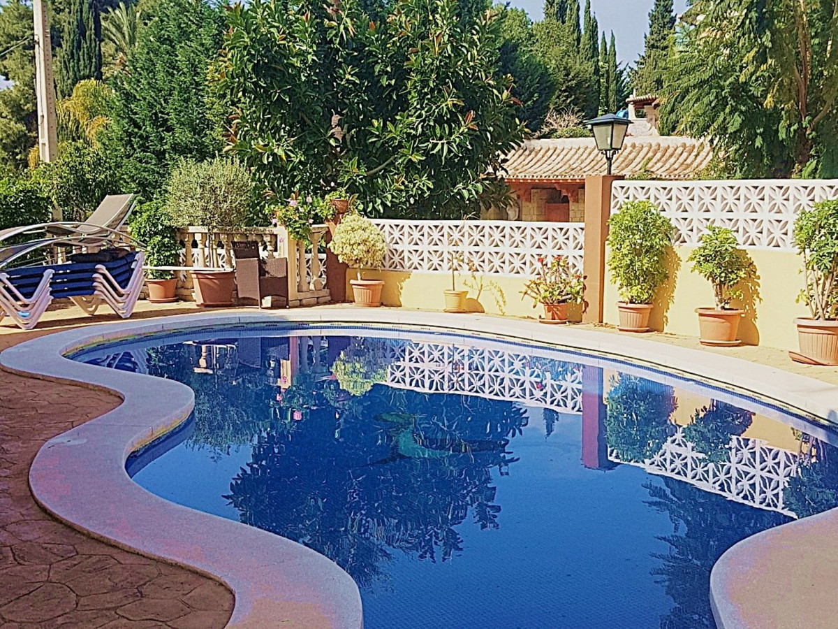 5 Bedroom Villa for Sale in Nueva Andalucía — 5