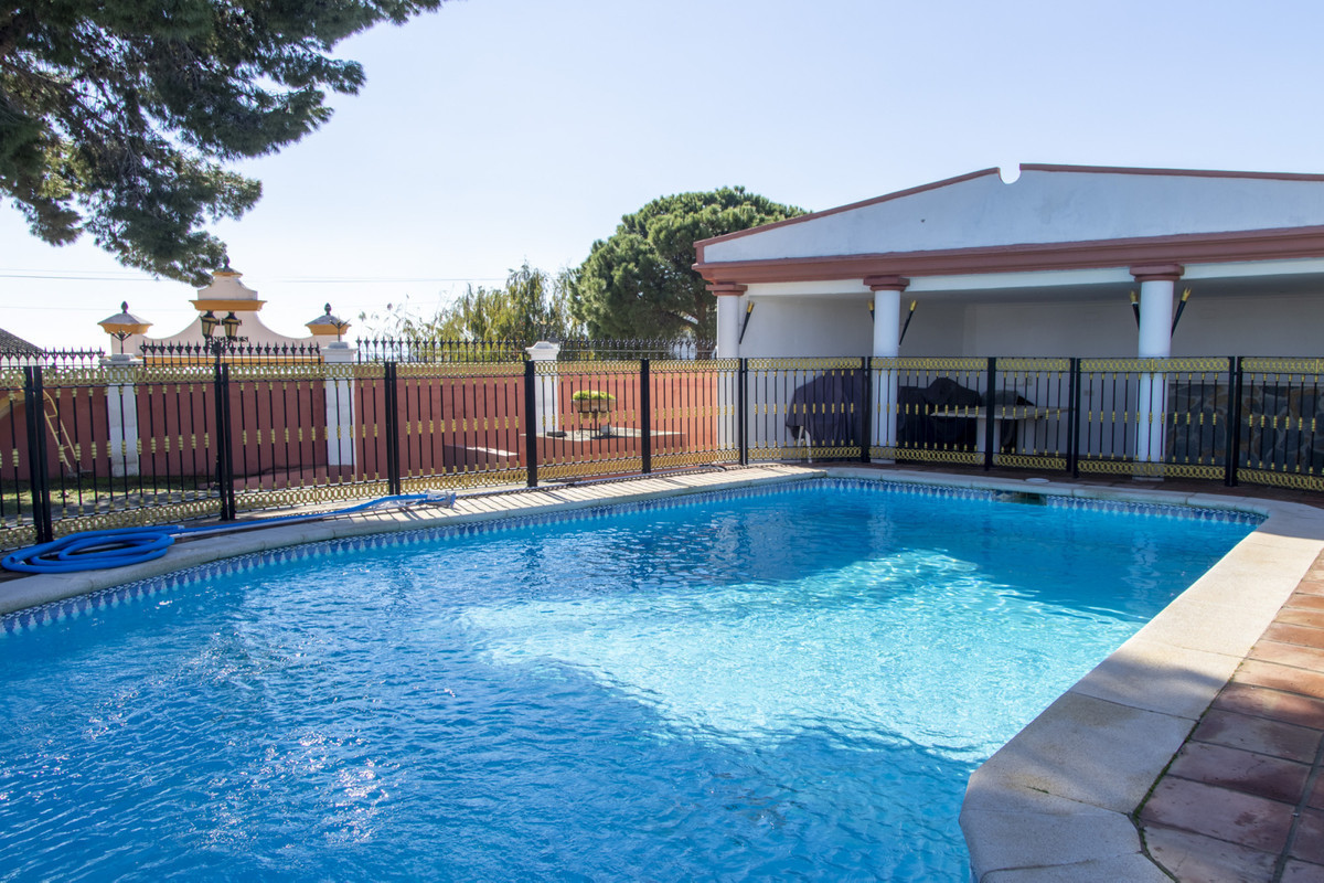 6 Bedroom Villa for Sale in Estepona — 2