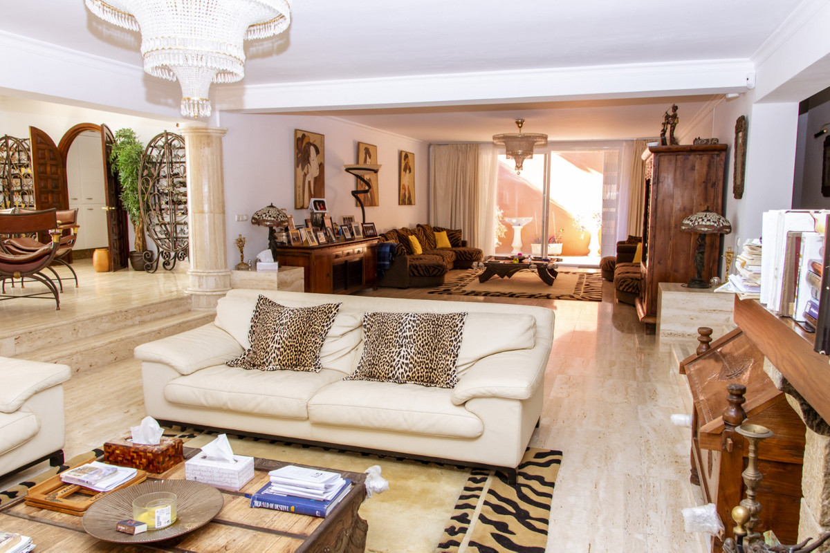 6 Bedroom Villa for Sale in Estepona — view 17