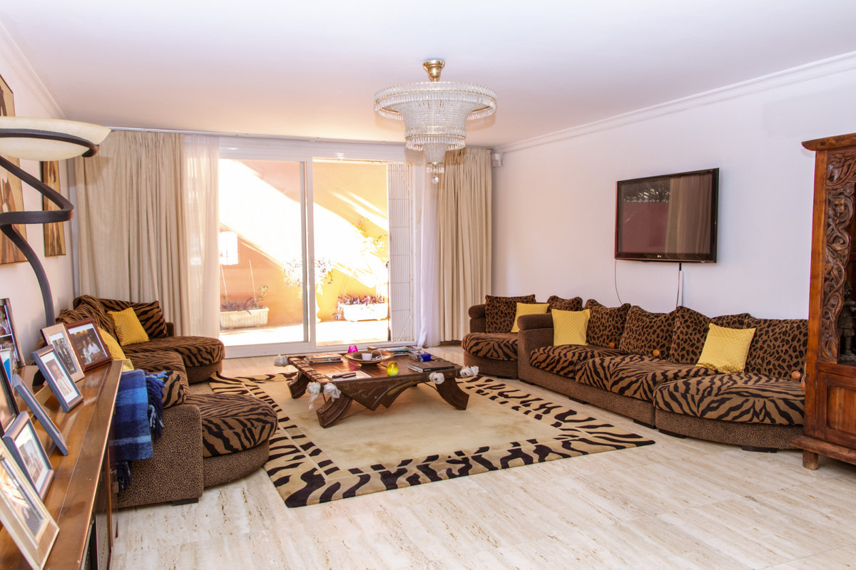 6 Bedroom Villa for Sale in Estepona — view 20