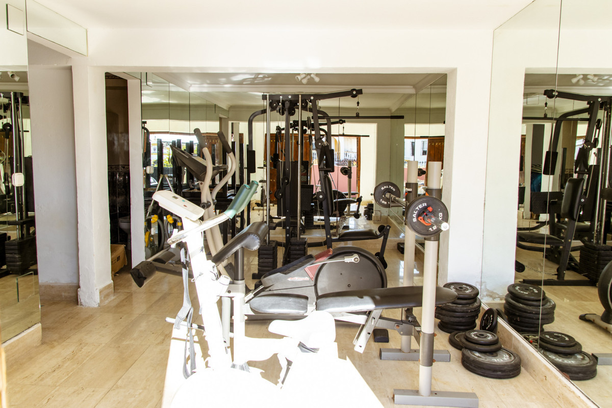 6 Bedroom Villa for Sale in Estepona — 4