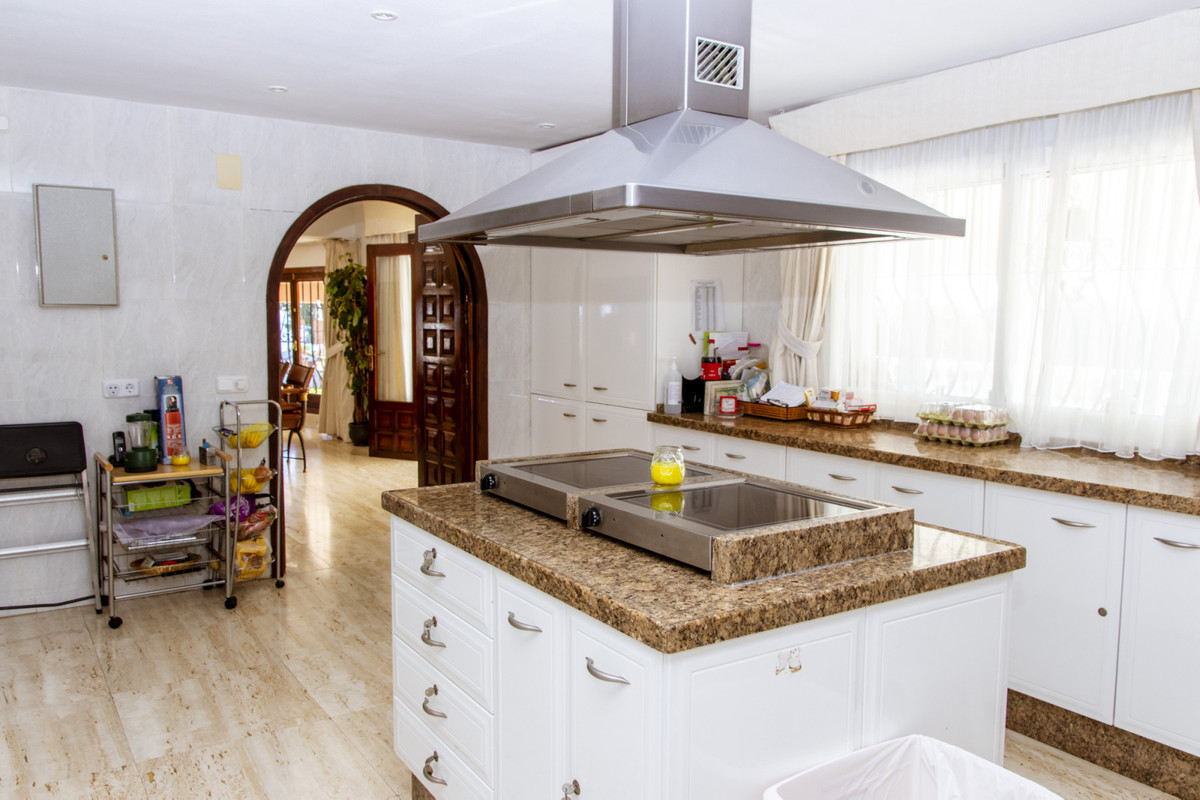 6 Bedroom Villa for Sale in Estepona — 5