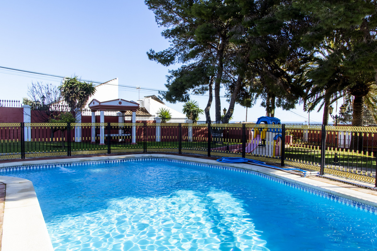 6 Bedroom Villa for Sale in Estepona — 6