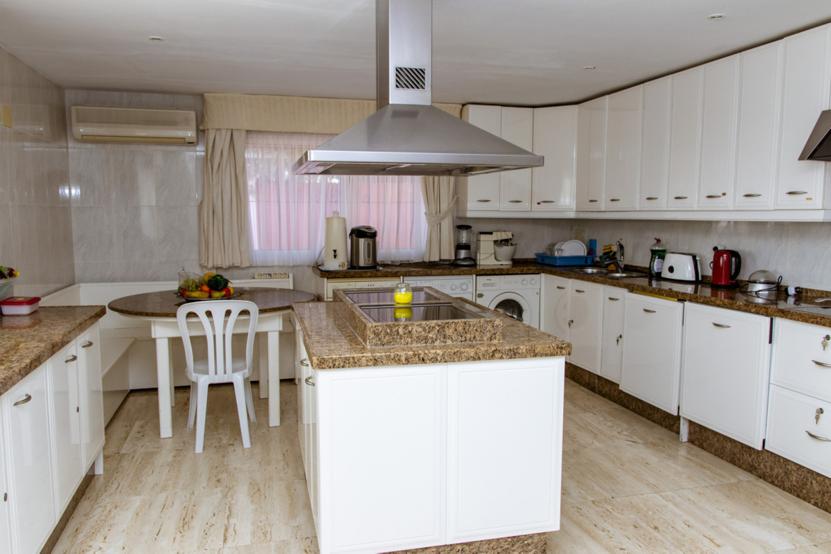 6 Bedroom Villa for Sale in Estepona — 7