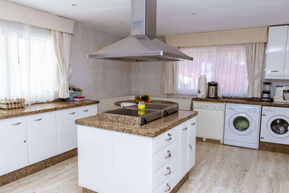 6 Bedroom Villa for Sale in Estepona — 9