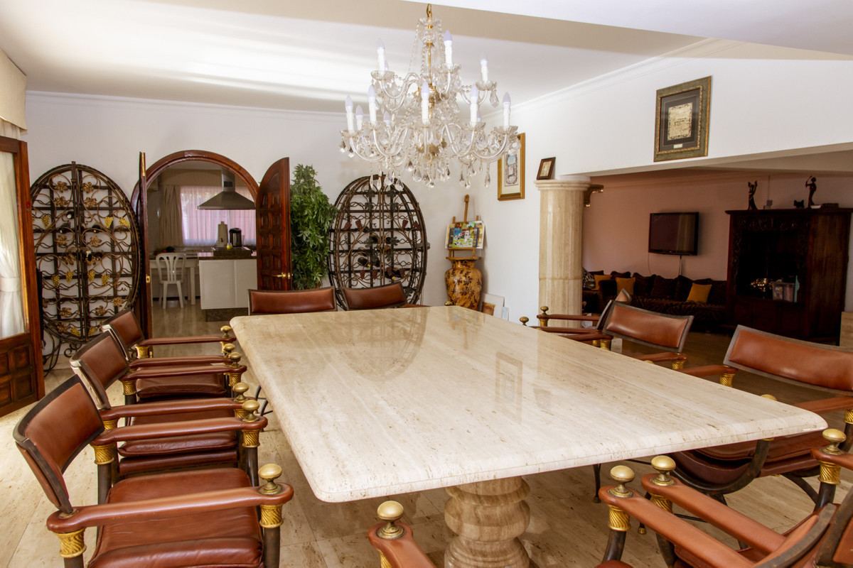 6 Bedroom Villa for Sale in Estepona — view 10