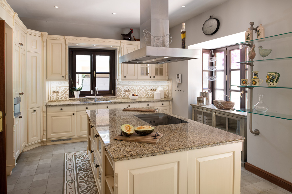 5 Bedroom Villa for Sale in Marbella — 5