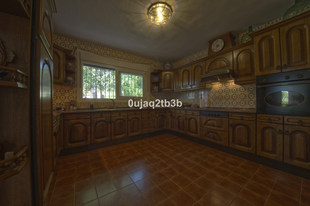 5 Bedroom Villa for Sale in New Golden Mile — view 4