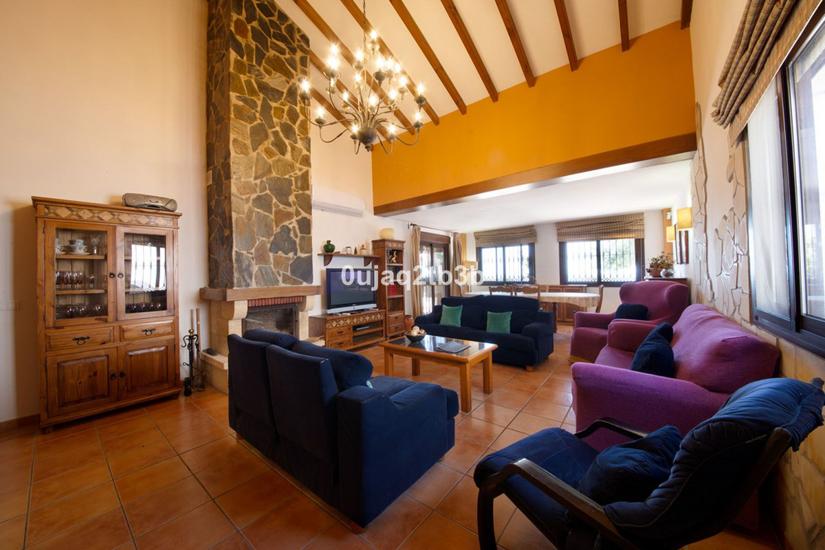 6 Bedroom Villa for Sale in Estepona — view 11