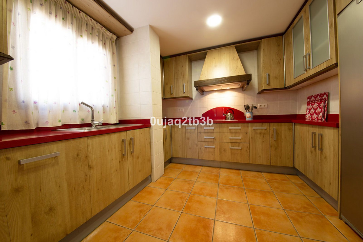 6 Bedroom Villa for Sale in Estepona — view 12